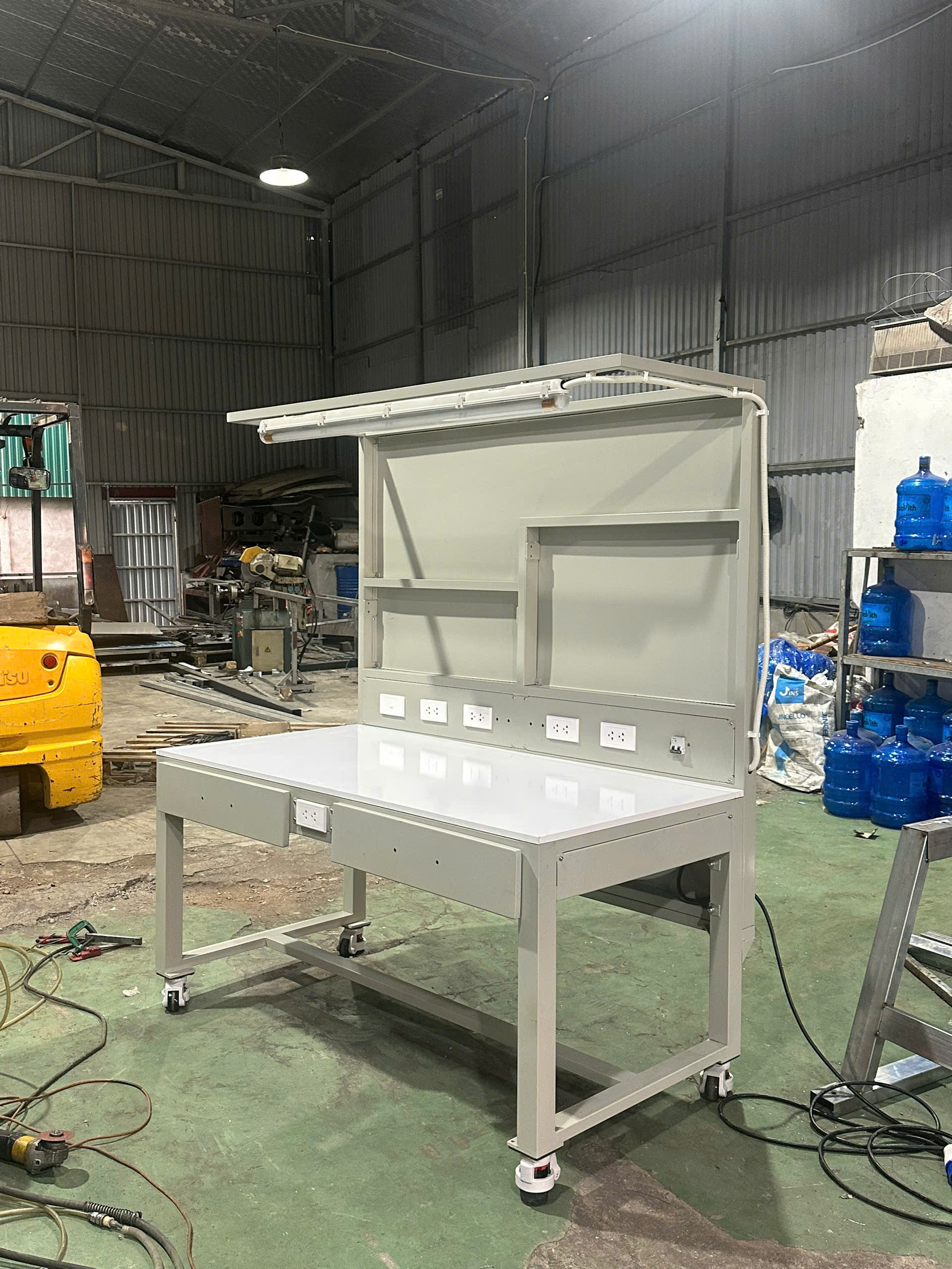 Xe đẩy inox, mặt bàn dán thảm xanh